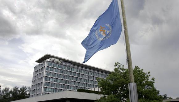 La bandera de la Organización Mundial de la Salud (OMS) ondea frente a la sede del organismo en Ginebra. (Foto: FABRICE COFFRINI / AFP).