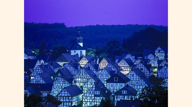 Freudenberg, Alemania,bajo el amparo de los sofisticados condes de Nassau, la pequeña población de Freudenberg floreció en el siglo XI gracias al comercio, con un castillo, del que hoy solo quedan algunos restos, e idénticas 'casitas' de madera 