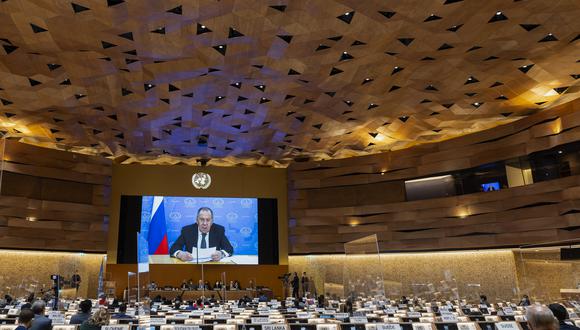 El ministro de Relaciones Exteriores de Rusia, Sergei Lavrov (en la pantalla), se dirige con un mensaje de video pregrabado en la 49ª sesión del Consejo de Derechos Humanos de la ONU en la sede europea de las Naciones Unidas en Ginebra, Suiza. (Foto: SALVATORE DI NOLFI / POOL / AFP)