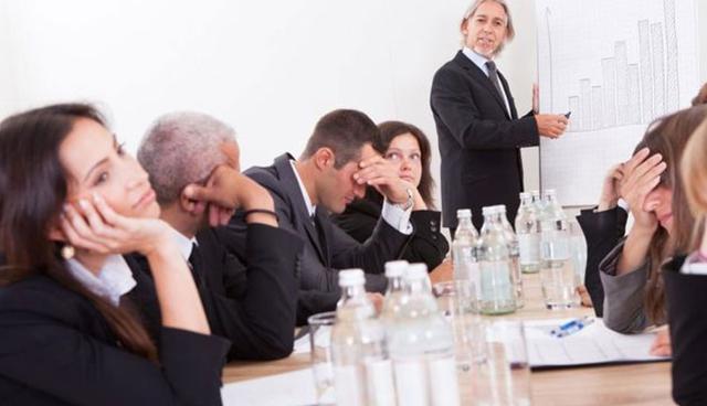 FOTO 12 |12. Es distraído. Los buenos empleados saben enfocarse, los malos se distraen fácilmente.