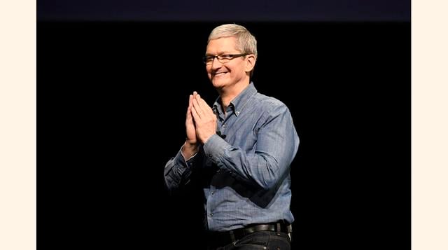 Hace exactamente cinco años (24 de agosto de 2011), Tim Cook dejó de ser el férreo director de operaciones de Apple para llevar el peso del gigante Apple, cuando Steve Jobs, su fundador y líder espiritual, se apagaba. (Foto: bloomberg)