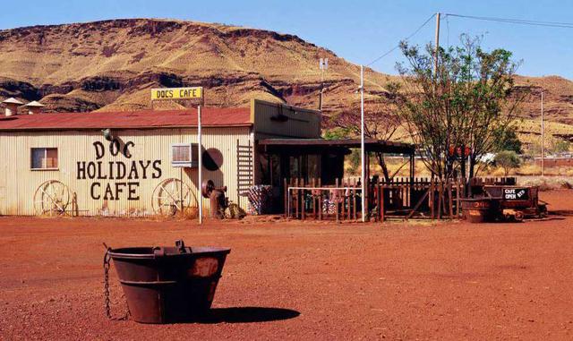 Wittenoom (Australia). Perdida en el desértico estado de Western Australia, Wittenoom no ha desaparecido del todo, pero probablemente esté a punto de hacerlo. De hecho, oficialmente ya no es una población ni disfruta de los servicios públicos que tuvo com