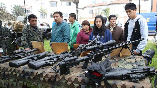 El público asistente pudo ver de cerca el armamento que usan las Fuerzas Armadas del Perú. (Foto: ANDINA)