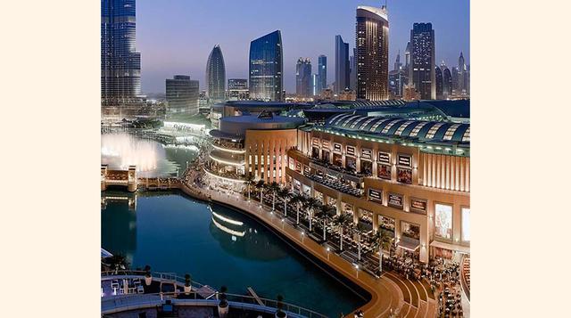 The Dubai Mall. Es el centro comercial más grande del mundo: 1,200 tiendas, 250 habitaciones de hotel cinco estrellas, 22 pantallas de cine, 120 restaurantes, un acuario, una pista de hielo y un salón de juegos. Las tiendas son muy variadas, desde la alta
