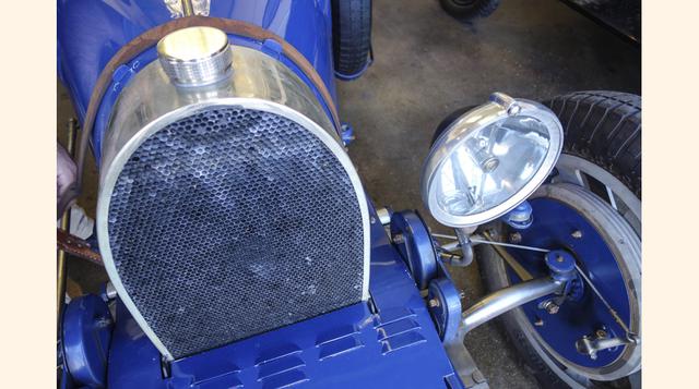 De hecho, el Type 35 es un súper auto, con el mayor record de victorias de cualquier modelo Bugatti de la historia y con el tipo de manejo que, por el momento (y para la mayoría de los conductores ahora) es considerado un desafío. Es ruidoso, grueso, duro