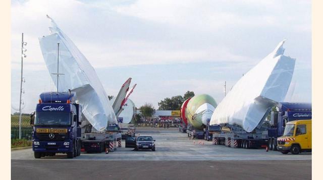 Airbus A380 Transportar el mayor avión de pasajeros del mundo no es una tarea sencilla. Por ello, es necesario hacerlo por tierra, con camiones, y por piezas. (Wikipedia)