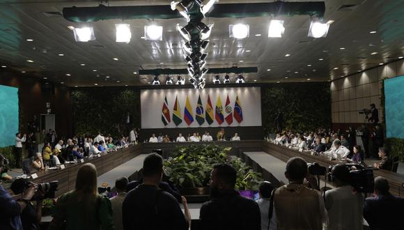 Presidentes que integran el bioma amazónico se reúnen durante la sesión de apertura de la Cumbre Amazónica hoy, en Belém (Brasil). EFE/ Antonio Lacerda
