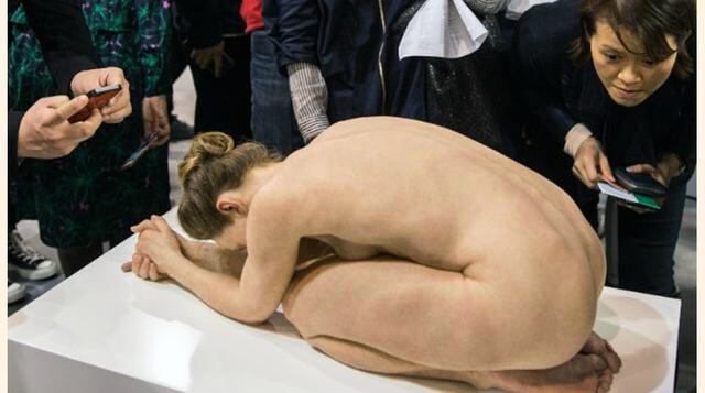 Escultura de una mujer desnuda tan real que resulta extraña e inquietante, creada por Sam Jinks. (Foto: cnn)