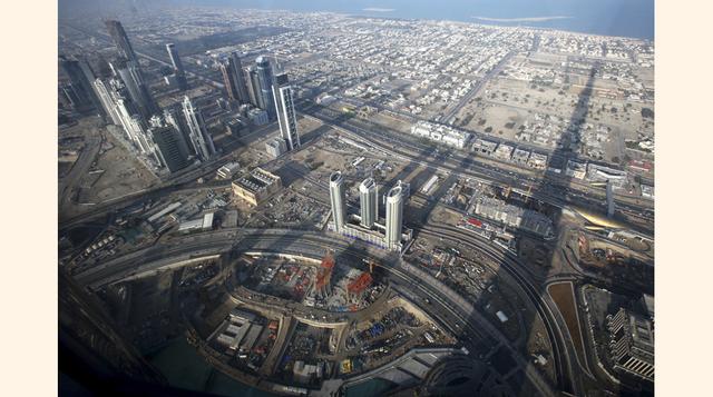 El pilar deslumbrante se sitúa en 2.716 1/2 pies. Aquí es la vista desde la terraza de observación en el piso 124, que sigue siendo 36 pisos desde la parte superior.