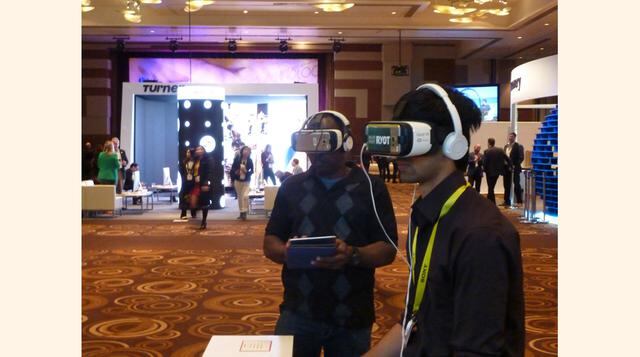 Asisitentes prueban la realidad virtual (Foto: Javier Parker)