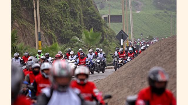 La motocicleta siempre debe circular con la luz delantera encendida. El conductor siempre debe mantener la atención en la pista para evitar potenciales peligros. (Foto: Wilfredo Huanachin)