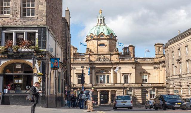 Universidad de Edimburgo. Fundada en 1582, esta universidad es la 6º más antigua de habla inglesa del mundo, así como una de las más antiguas de Escocia. Su puntuación es de 81,1.