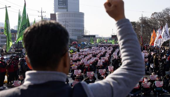 Miembros de la Confederación Coreana de Sindicatos (KCTU) durante una protesta en Uiwang, Corea del Sur, el 6 de diciembre.