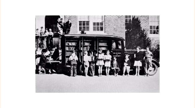 Niños leyendo en la Bibliomóvil de Carolina del Norte, en 1936. (Foto: msn)