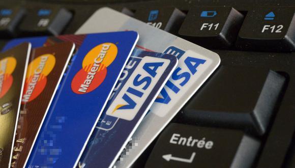 Con la tarjeta de crédito puedes usar el dinero que el banco te presta y después devolverlo (Foto: Damien Meyer / AFP)