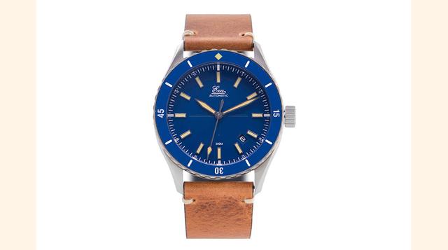 Eza Sealander. Fabricado en los Países Bajos, este reloj diseñado para soportar 300 metros de profundidad llega acompañado con una herramienta para cambiar su malla de cuero por una correa Nato (también incluida). Precio aproximado: US$ 900. (Foto: Bloomb
