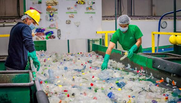 El plástico PET, el vidrio, el papel, el cartón y el cartón multilaminado para bebidas son materiales reciclables comunes en el Perú. (Foto: Recíclame)