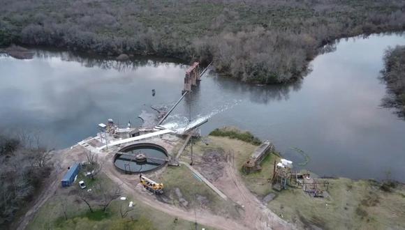 Fotografía aérea de la planta de tratamiento de Aguas Corrientes en Canelones (Uruguay). (Foto: EFE)