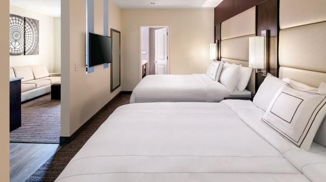 Las habitaciones con luz natural miden en promedio 46.5 m2 con techos de 3 metros de altura, grandes ventanales y baños tipo spa con cabinas de ducha.