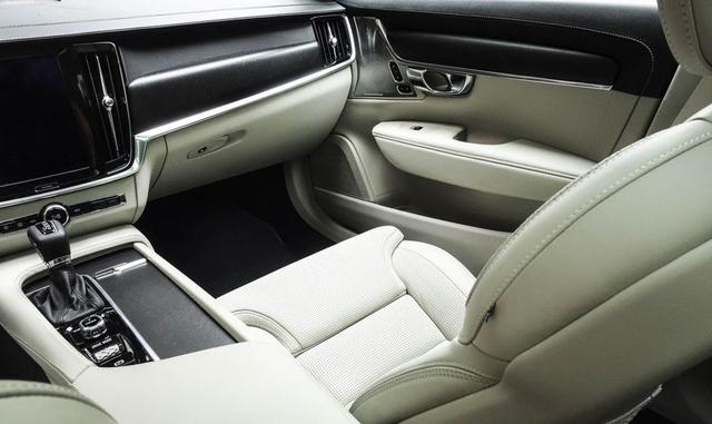 Si Volvo crease un diagrama de Venn con un SUV y un auto familiar, el V90 Cross Country ocuparía el centro: los US$ 5,000 extra necesarios para comprar la edición Cross Country pagan casi 7.6 cm más de altura que el V90 estándar, varios centímetros de dis