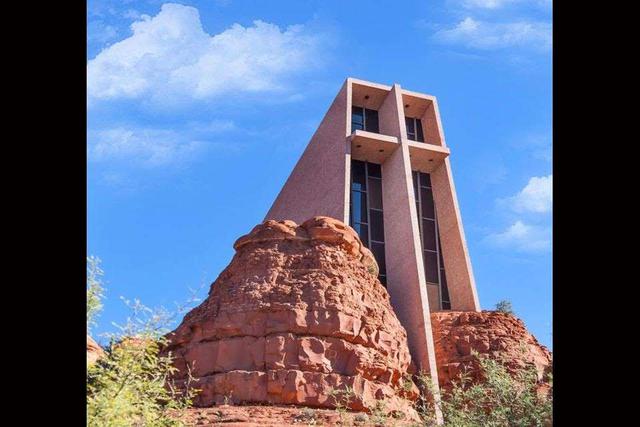FOTO 19 | 19. Capilla de la Santa Cruz, Arizona. Esta capilla católica se encuentra situada en los cerros de Sedona, en Arizona. Fue construida por un ranchero local y por el escultor Marguerite Brunswig Staude, que tomaron como modelo el Empire State de Nueva York para construir la fachada de la capilla.