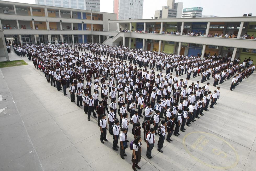 Formación del colegio Alfonso Ugarte, año 2014. Organizar acciones pedagógicas de bienvenida, integración y ambientación de las aulas desde el inicio del año escolar, favorecerán el buen clima escolar, especialmente en el ingreso a la educación inicial, y el tránsito a la primaria y secundaria. (Foto GEC Archivo)