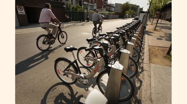 Montreal, Canadá. es la primera que incorpora un sistema público de bicicletas. Tiene 400 km de bicisendas, y el sistema se articula con la red de transportes de colectivos y trenes. La ciudad, además, provee postes pensados especialmente para estacionar 