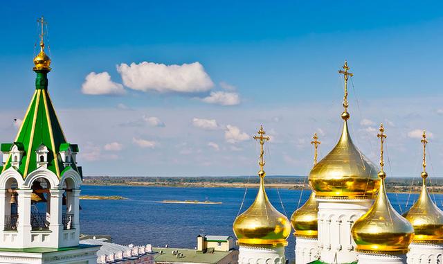 Shevtsov compró un edificio, luego otro y otro, hasta que acumuló más de tres docenas de proyectos de restauración dentro de un radio de aproximadamente un kilómetro y medio. El especialista en viajes Greg Tepper dijo que de los 1,500 visitantes estadouni