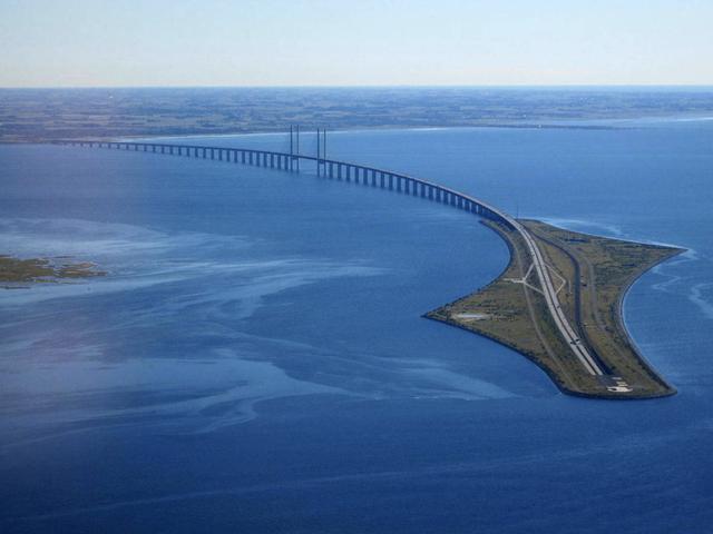 FOTO 1 | Puente de Oresund, Suecia y Dinamarca necesitaban unir sus costas para mejorar sus relaciones y explotar todo lo que ambos países ofrecían. Pensaron en crear un túnel, pero era muy caro, así que pensaron en un puente, pero era demasiado complejo. Así que crearon un mixto que resultó una obra de arte.