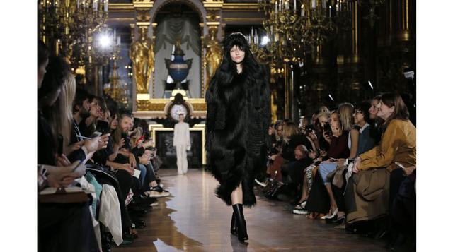 También presentó modelos estilo yeti "de piel libre de piel". Stella McCartney evocó así a su fallecida madre, Linda McCartney, quien fue una activista por los animales. Las piezas eran tan reales que incluso los más agudos críticos pudieron hab