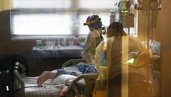 Archivo- Personal médico atendiendo a un paciente con coronavirus, en una sala de COVID-19 del Centro Médico Willis-Knighton en Shreveport, Luisiana. (Foto: AP)