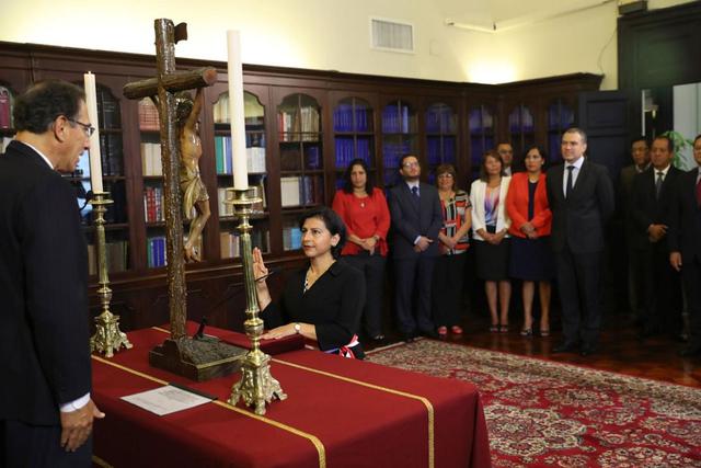 Sylvia Cáceres juró en el cargo de ministra de Trabajo y Promoción del Empleo esta mañana delante del resto del gabinete encabezado por Salvador del Solar. (Foto: Presidencia de la República)