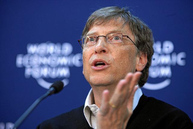 FOTO 10 | 1. Bill Gates – US$ 91 mil millones (€73,5 MM). “Aunque abandoné la universidad, tuve éxito de seguir una carrera con Microsoft. Pero tener un título es un camino mucho más seguro hacia el éxito”, dice el segundo hombre más rico del mundo. Estudió en Harvard, pero abandonó los estudios para crear Microsoft junto a su amigo Paul Allen. Es un hombre que adora la filantropía y ha donado miles de millones durante toda su vida a los menos favorecidos.