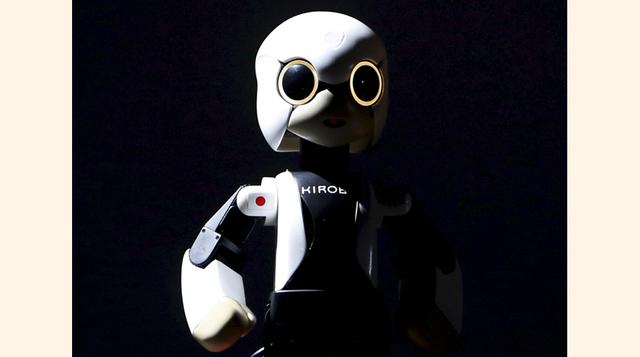 El robot humanoide Kirobo se comunica desde la Estación Espacial Internacional con periodistas en Tokio (Japón). (Foto: REUTERS)