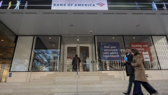 La gente pasa frente a una sucursal de Bank of America cuando un cliente ingresa en Washington, DC, el 14 de marzo de 2023. (Foto de ANDREW CABALLERO-REYNOLDS / AFP)