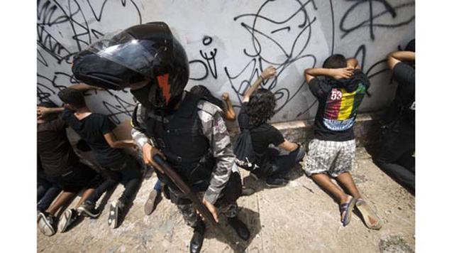 Belém, Brasil. Homicidios: 1.130. Población: 2.129.515. Tasa de homicidios: 53.06. La policía vigila a un grupo de sospechosos arrestados en Belém.