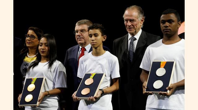 El presidente del Comité Olímpico Internacional (COI), Thomas Bach (centro), afirmó que Río de Janeiro se beneficiará de la celebración de los Juegos Olímpicos, en un momento en que Brasil lidia con su peor recesión en décadas. (Foto: Reuters)