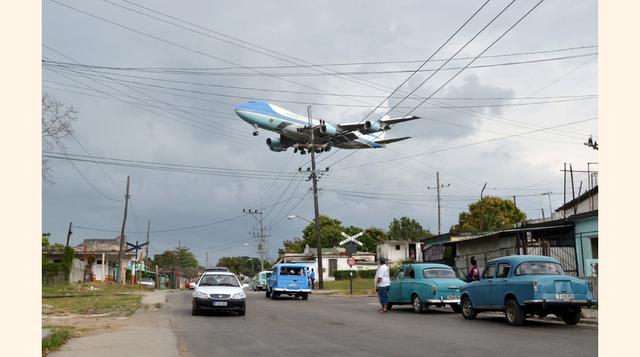El Air Force One sobrevuela Cuba. Un grupo de cubanos observa el paso del Air Force One, el avión presidencial estadounidense, sobre la localidad de Santiago de las Vegas. (Foto Reuters)