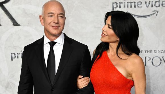 Jeff Bezos, cuya fortuna asciende a US$ 124,000 millones, junto a su pareja, Lauren Sanchez.