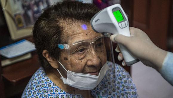 La Asociación Peruana de Empresas de Seguros (Apeseg) habilitó la plataforma 'Vacuna para Todos' con el fin de agilizar la campaña de inmunización para adultos mayores de los seguros privados. (Foto: Ernesto Benavides / AFP)