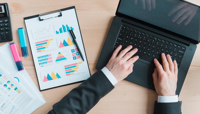 FOTO 8 | 8. Minimizar logros. Decimos que no es nada, que no hay problema, que no fue para tanto, aunque nos haya costado uno y la mitad del otro. Podemos reducir un esfuerzo titánico a casi nada con un simple “no fue mucho” y con eso demeritamos nuestro esfuerzo y hacemos que los demás lo perciban como algo fácil de realizar o sin importancia. Nunca está de más cacarear el huevo y aceptar elogios por el trabajo bien realizado. Lo mismo aplica a nuestros cargos: decir “soy director de operaciones de Ford” es muy distinto a decir “solo llevo el área de ensamble en una automotriz”. 
Recomendación: Identifica aquellas palabras o frases que usas diariamente para minimizar tu trabajo y práctica para eliminarlas paulatinamente, cambiándolas por términos neutros o que no impliquen dar calificativos al trabajo, por ejemplo “estoy satisfecha con los resultados del proyecto”.  (Foto: Freepik)