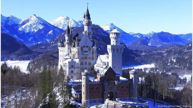 El castillo del cuento de hadas: El rey bávaro Ludwig II, conocido como el rey de los cuentos de hadas, adoró, por supuesto, la región de Algovia. Justo arriba del pueblo de Schwangau, mandó construir el castillo de Neuschwanstein. No vivió para verlo com