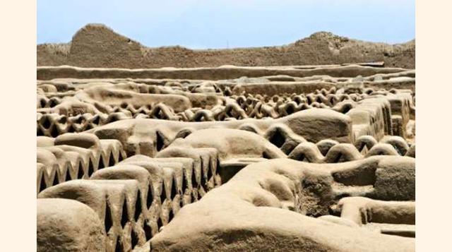 MARAVÍLLATE ANTE LAS RUINAS DE CHAN CHAN. Las ruinas de Chan Chan están ubicadas en el Valle de Moche, cerca de la ciudad de Trujillo, en el departamento de La Libertad. La Ciudadela de Chan Chan es considerada uno de los ocho lugares antiguos más especta