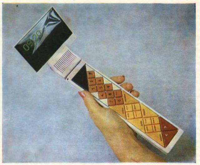 The Sphinx se concibió con el objetivo de reemplazar todas las "cajas del entorno doméstico", como grabadoras, sistemas de audio, televisores, reproductores de vídeo, equipos de radio, relojes, teléfonos o proyectores de diapositivas. Y es que todo estaría centrado en unos cuantos dispositivos capaces de hacer estas funciones y más. (Foto: Xataka)