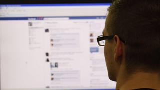 Facebook sufre caída temporal y la atribuye a falla interna