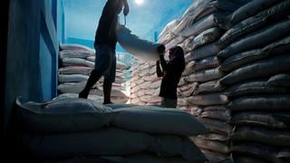India estudia permitir algunas exportaciones de azúcar sin refinar