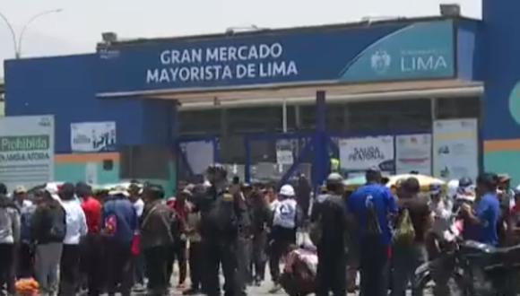 Comerciantes de Gran Mercado Mayorista de Santa Anita cerraron las puertas a protestantes que pedían ayuda. (Foto: Captura de pantalla / Canal N)