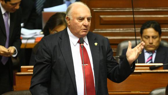 El Parlamento guardó un minuto de silencio, luego de que el legislador José Cueto  (Renovación Popular) diera a. conocer el deceso de Luis Giampietri.