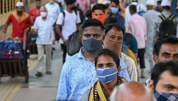 India todavía no ha impuesto nuevas barreras a los viajes internacionales, pero el lunes el Ministerio de Salud ordenó que todos los viajeros procedentes de “países de riesgo” deben someterse a pruebas obligatorias. (Foto: Punit PARANJPE / AFP)