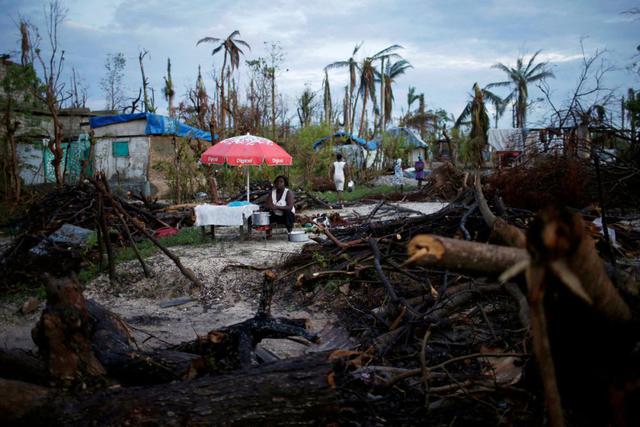 Una vendedora de alimentos espera clientes después de que el huracán Matthew devastara el Este de Cuba. (Foto Reuters)